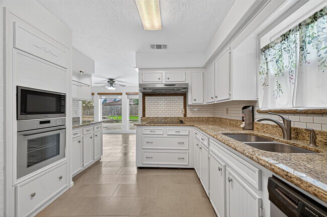 Building Photo - 21422 Park Willow Dr
