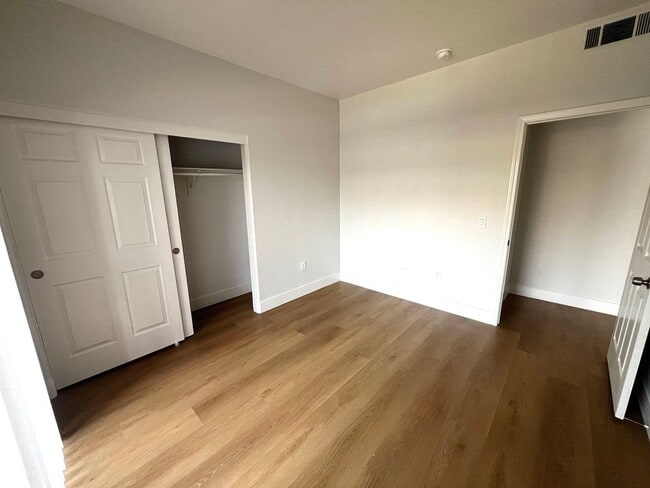 Building Photo - 3 bedroom/ 2 bath condo A Must See