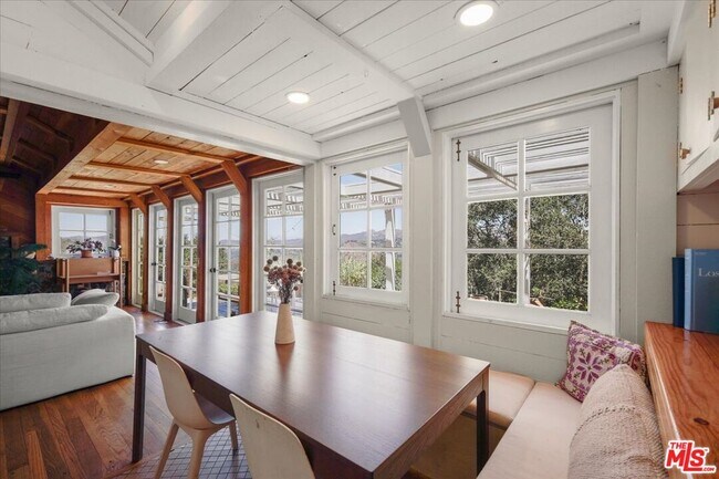 Building Photo - 1555 Fernwood Pacific Dr