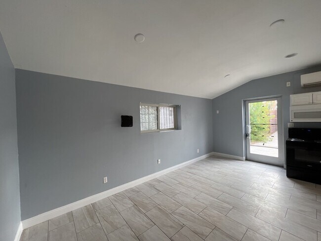 Building Photo - ALL UTILITIES INCLUDED STUDIO CENTRALLY LO...