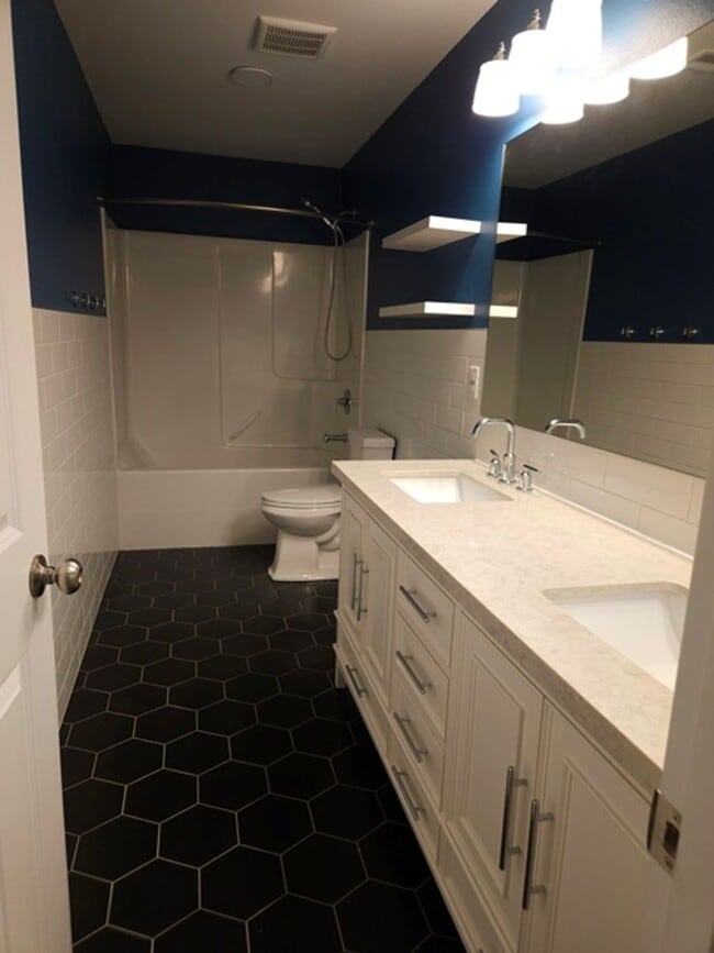 Building Photo - 4Bd/2.5Ba Two Story House - Available to View!