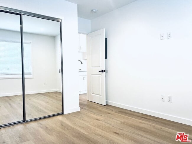 Building Photo - 815 W Glenoaks Blvd