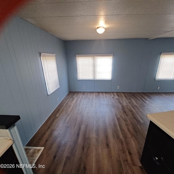 Building Photo - 463 Logan Ave