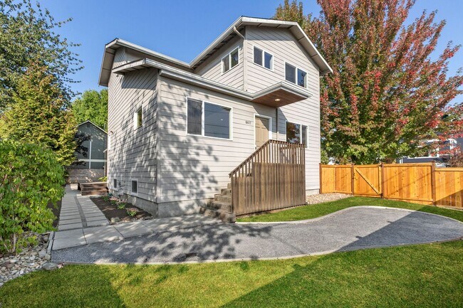 Building Photo - Huge Home Near it All in Greenwood