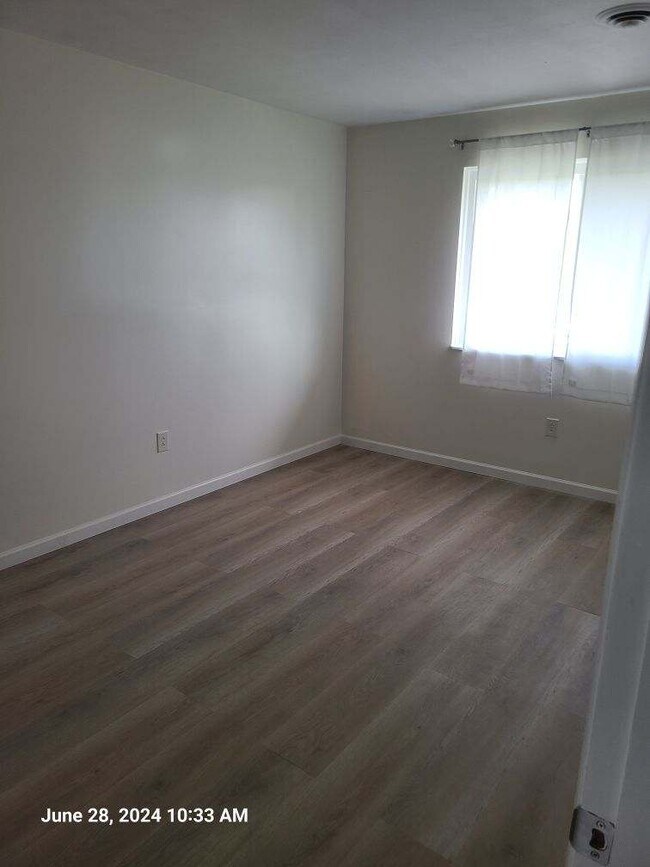 Building Photo - 2275 N Cable Rd