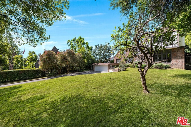 Building Photo - 2441 Glendower Ave