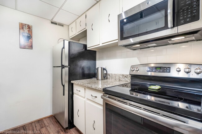 Building Photo - 3222 Sanders Rd