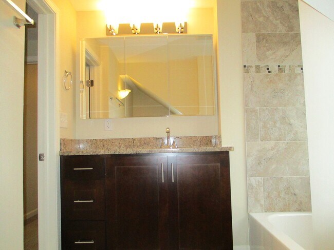 Building Photo - 448 Midway Dr
