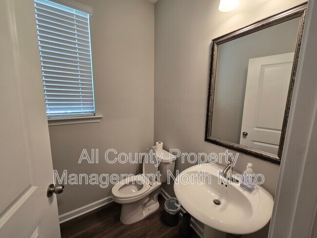 Building Photo - 490 Tall Pnes Ter