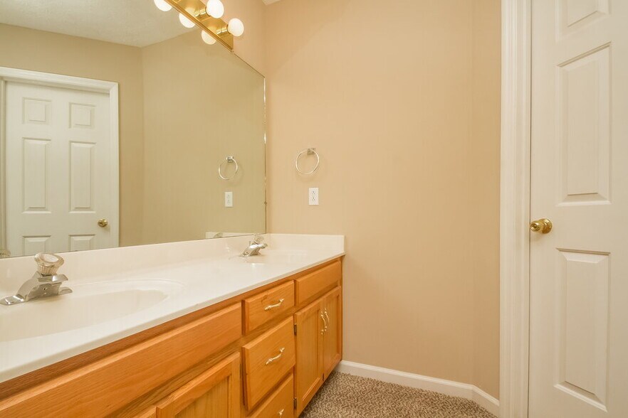 Building Photo - 1215 Cedarbend Dr