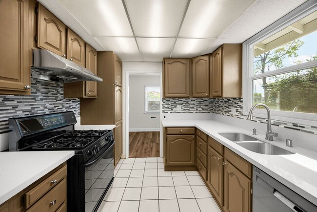 Building Photo - 3 Bed / 2 Bath Home with 2 Car Garage