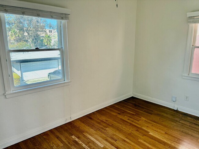 Building Photo - Rare 1 Bedroom in a Fantastic Location wit...