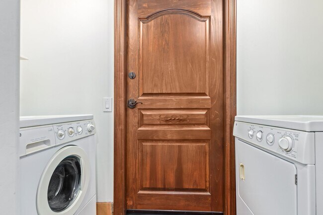 Building Photo - MUST SEE!!! FULLY-FURNISHED LUXURIOUS 6 Be...