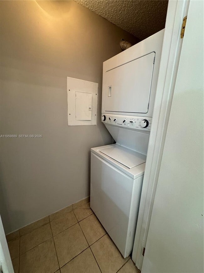 Building Photo - 9999 Summerbreeze Dr