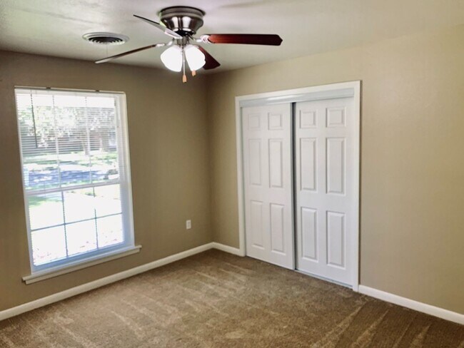 Building Photo - Immaculate home in Broadmoor