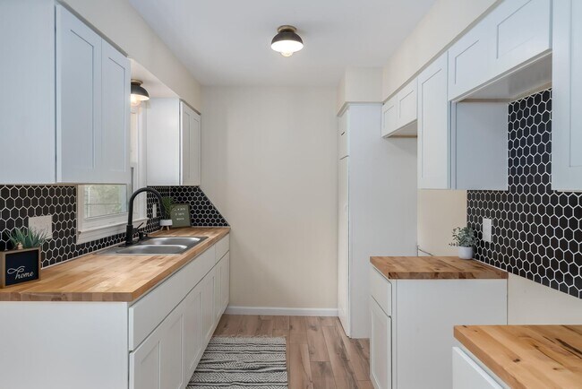 Building Photo - 2404 W 29th St S