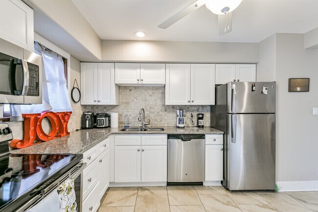 Building Photo - 818 11th St