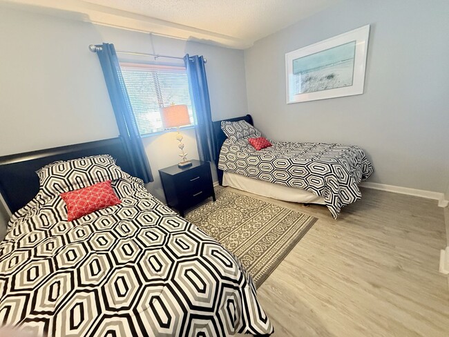Building Photo - 2 bed 2 bath Turnkey Yearly Rental – Water...