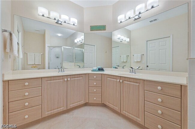 Building Photo - 14550 Glen Cove Dr