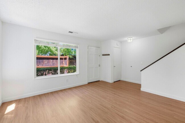 Building Photo - Luxury  2 bedroom Townhome in Great Location