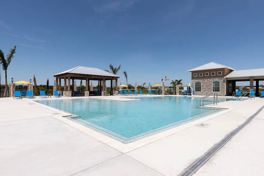 Building Photo - 305 Laredo Dr