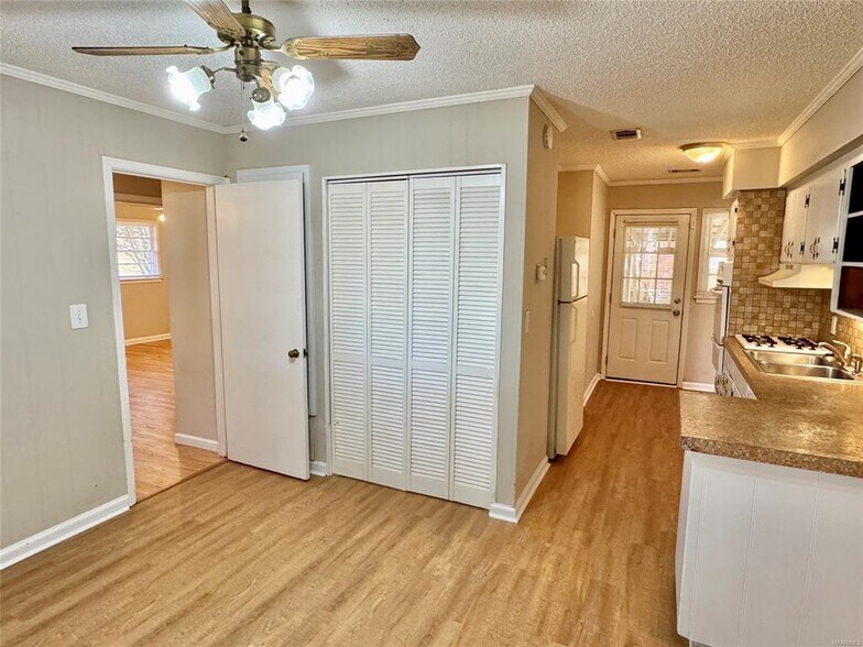 Building Photo - 1100 Lombard Dr