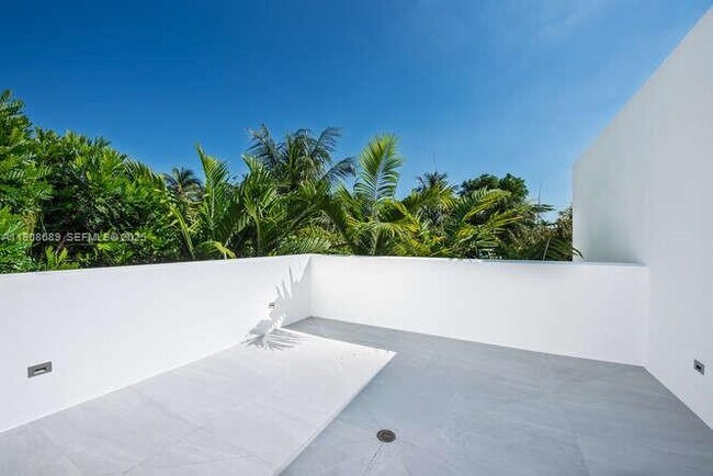 Building Photo - 1325 Bay Dr