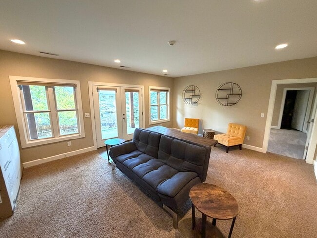 Building Photo - Absolutely Stunning, 6-Bed 3.5 Bath Execut...