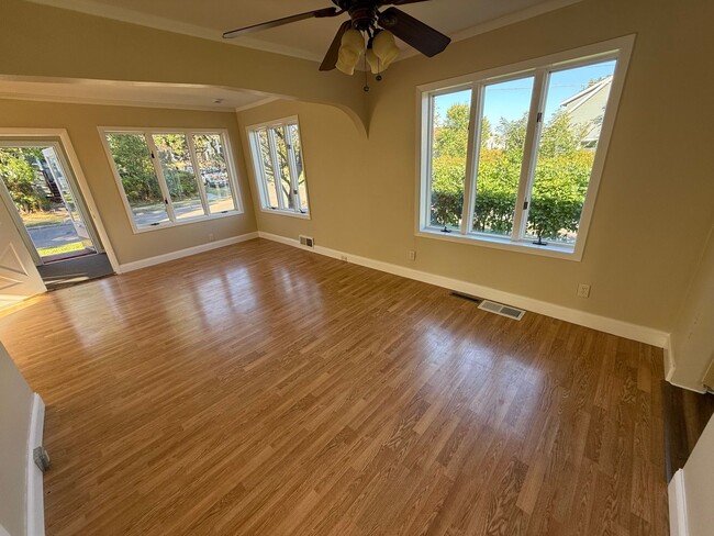 Building Photo - Duluth MN 3-Bedroom - 3-Bath Single Family Home with Garage