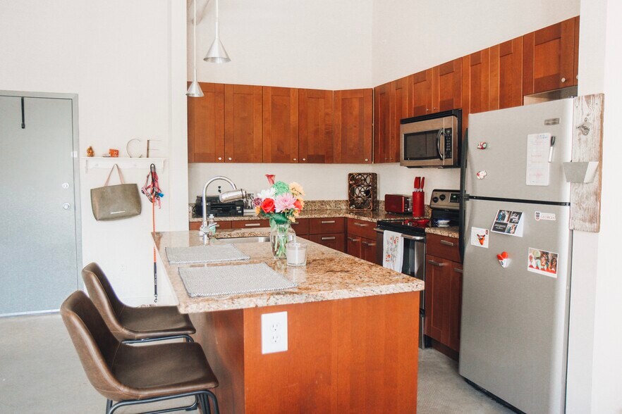 Primary Photo - 1075 Baxter St