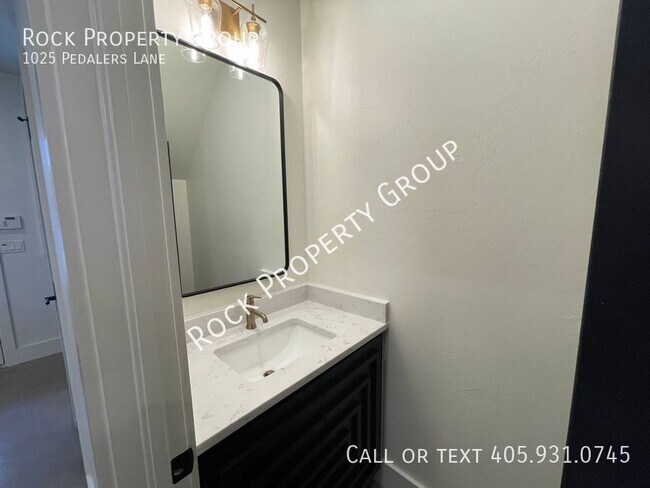 Building Photo - 1025 Pedalers Ln