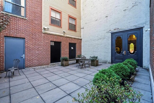 Building Photo - 222 Montgomery St