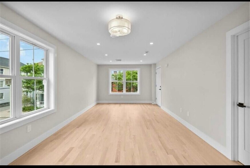 Building Photo - 129 Stanwood St