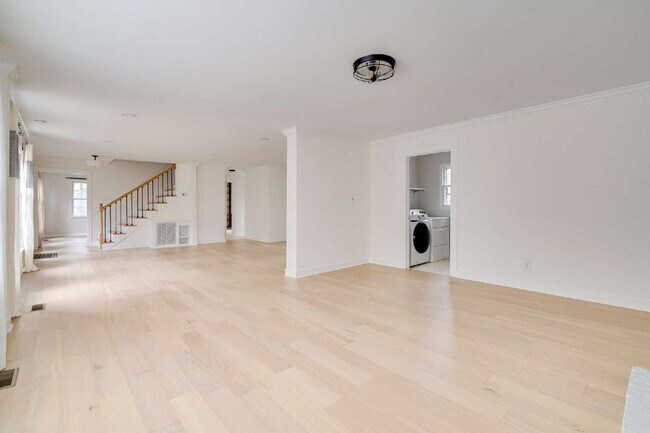 Building Photo - Chapel Hill Retreat: Spacious 4-Bedroom with Fenced-in Backyard