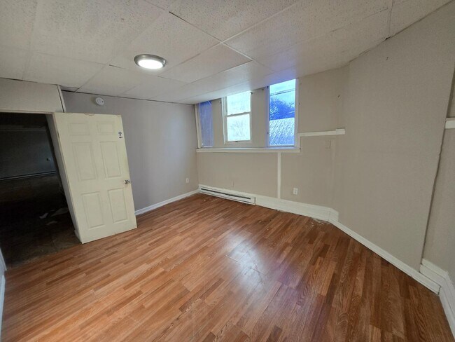 Building Photo - 300 William St