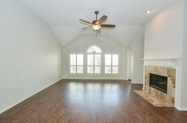 Building Photo - 2218 Millerton Ln