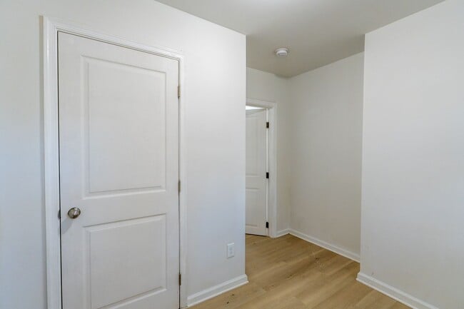 Building Photo - Newly Rehabbed 4 bedroom 2 full bathrooms ...