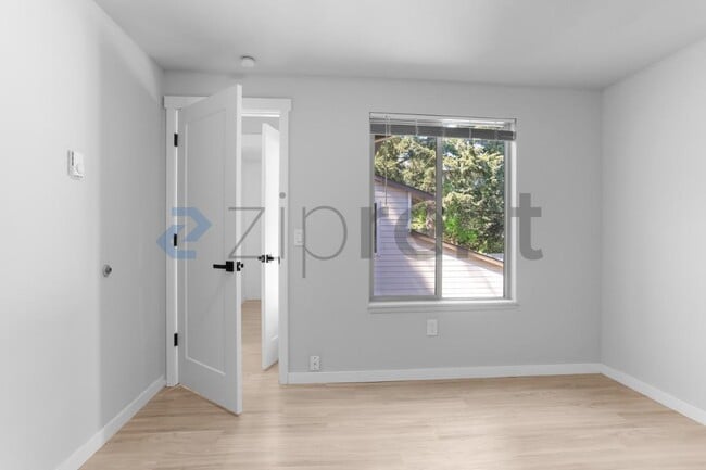 Building Photo - Unit B7