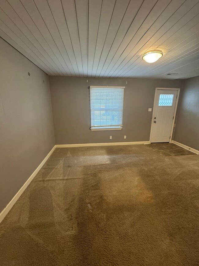 Building Photo - 3 bedroom 1 bathroom house