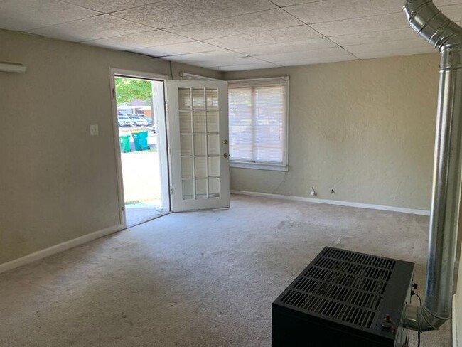 Building Photo - 2 Bedroom Unit in a Duplex Near The Lincol...