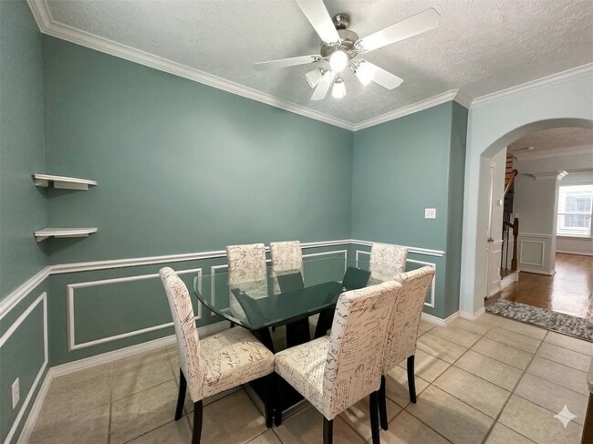 Building Photo - 3410 Skyline Village Dr