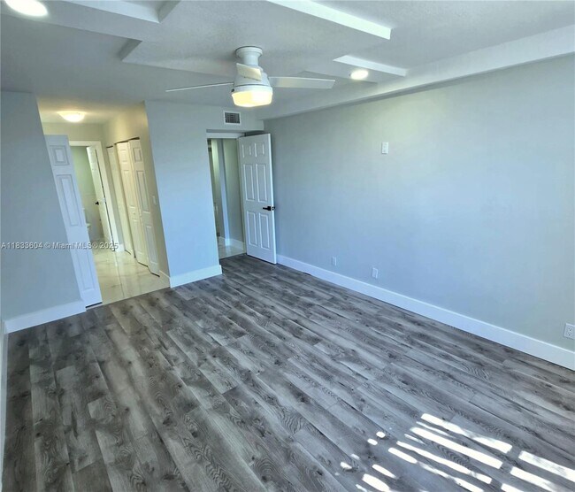 Building Photo - 3710 Inverrary Dr