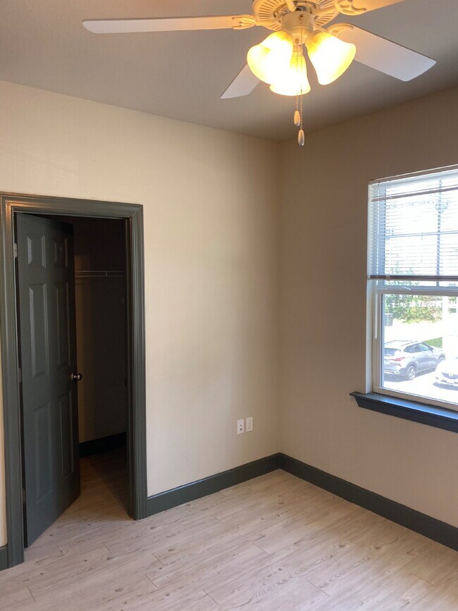 Building Photo - Now Leasing! Spacious 6-Bedroom, 6.5-Bathroom student house just minutes from campus. Only $725/m...