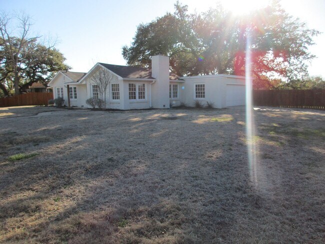 Building Photo - Beautiful 4/3 House for Rent in Lampasas, TX
