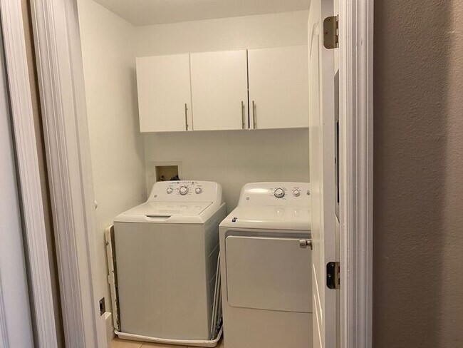 Building Photo - Rent Special-Wonderful 2/2 Townhome w/ Pond View in St. Cloud