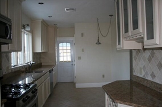 Building Photo - 219 Forest St