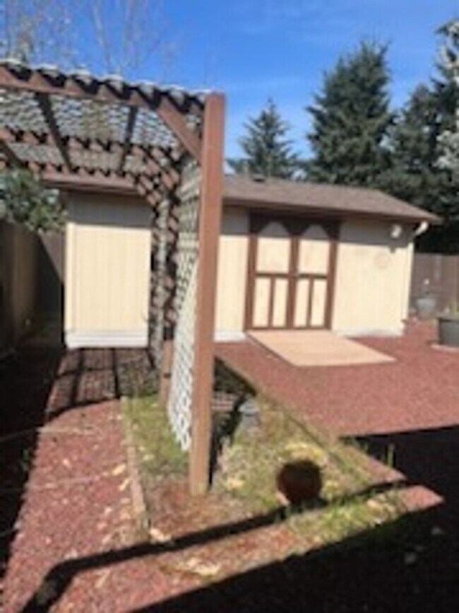 Building Photo - 3-Bedroom, 2-Bath Home Convenient Location...