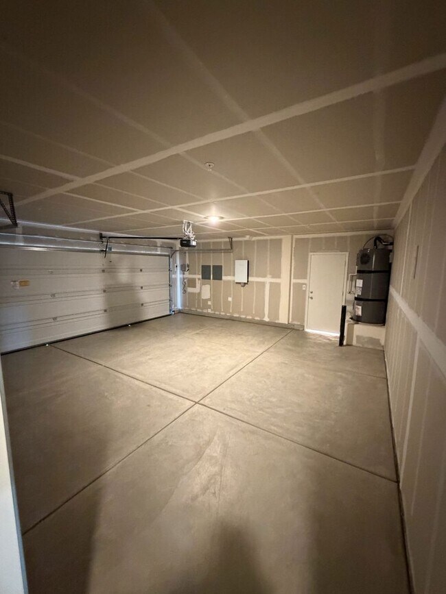 Building Photo - Brand New Turnkey Home