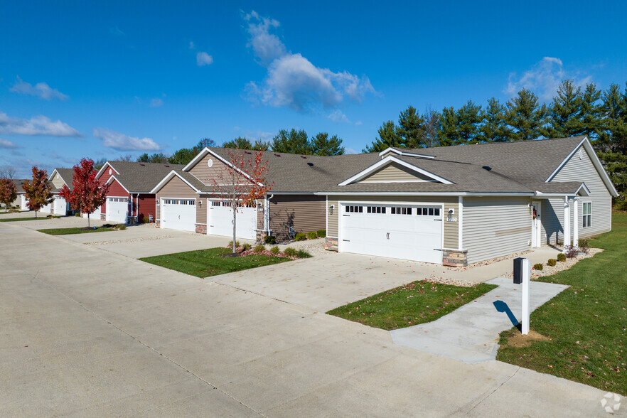 Building Photo - Redwood Blacklick