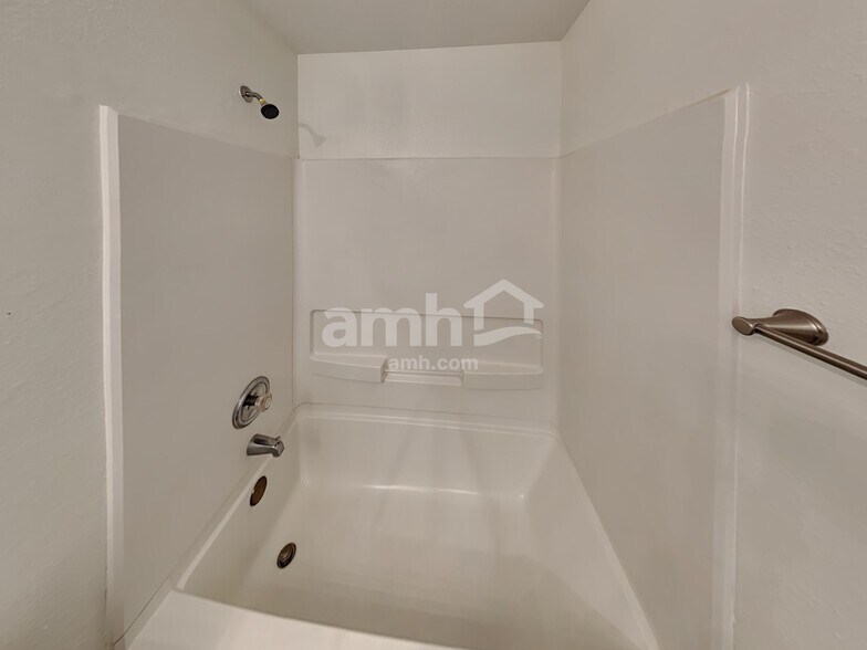 Building Photo - 217 N Willow Way